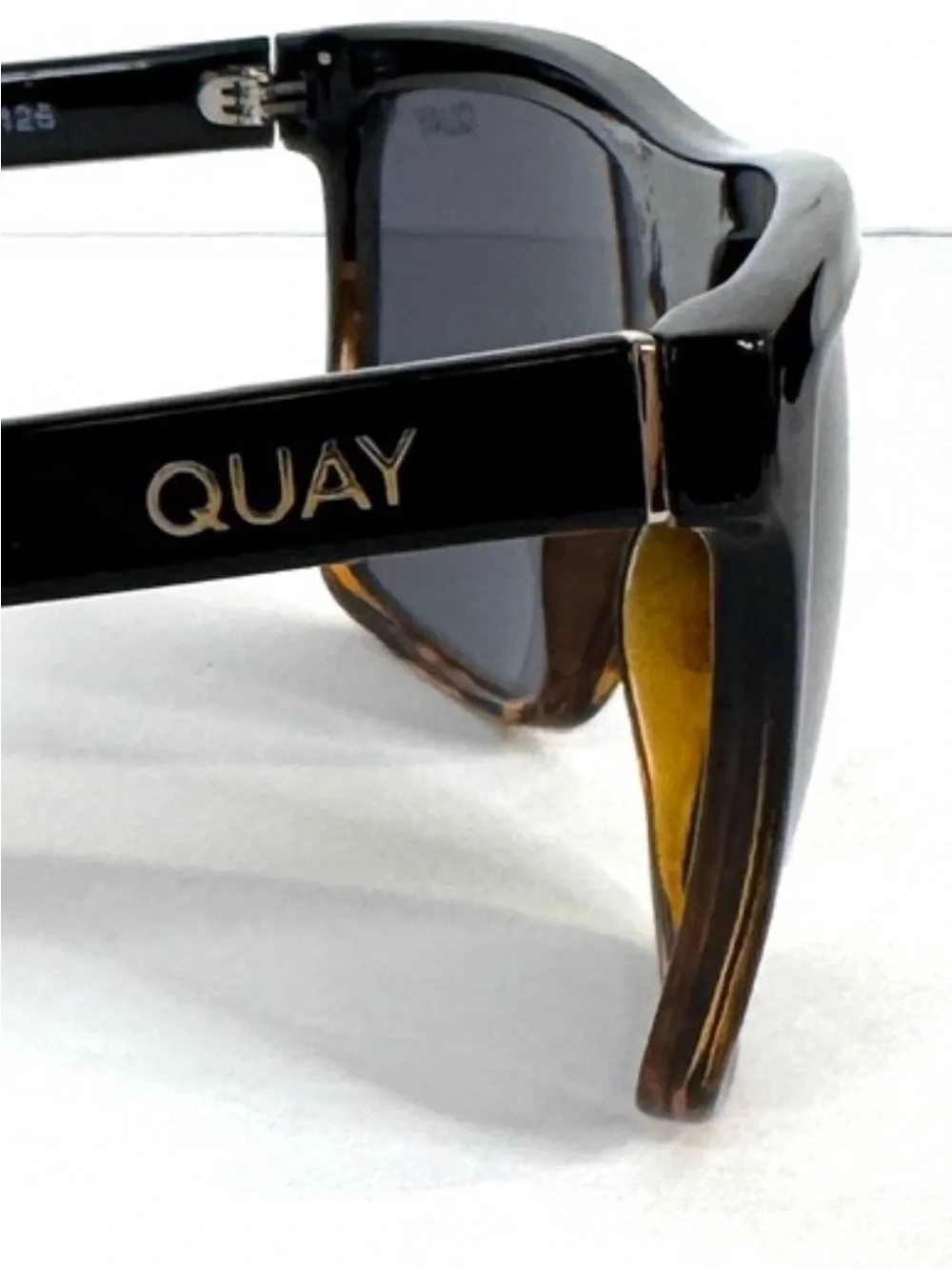 QUAY Australia Let it Run Polarized Sunglasses Black Tortoise Rare